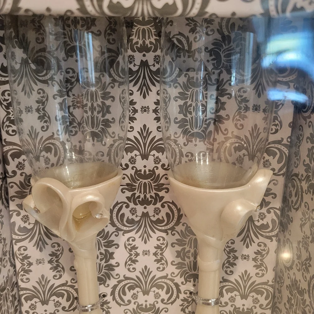 BRUDE AND GROOM HEART SHAPED TOASTING CHAMPAGNE FLUTES NIB